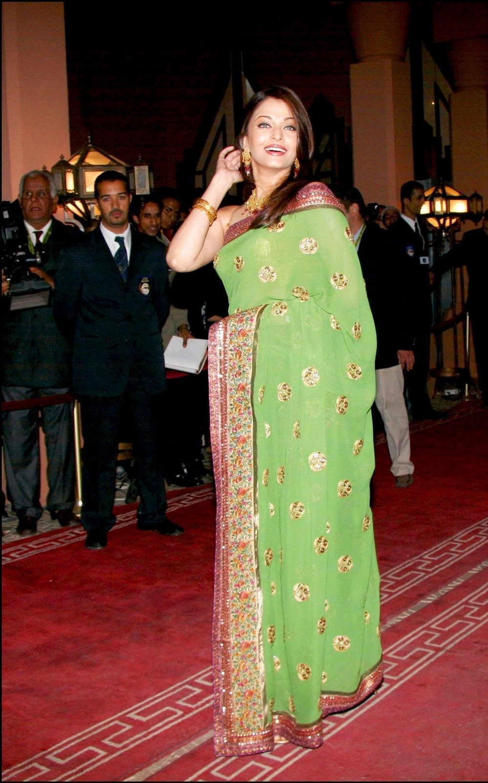 Aishwarya Rai at the 2002 Cannes. Saree designed by Neeta Lulla. :  r/whatthefrockk